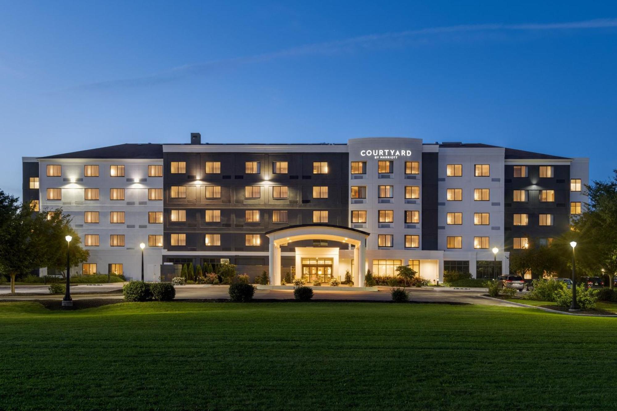 Courtyard Lancaster Hotel Exterior photo