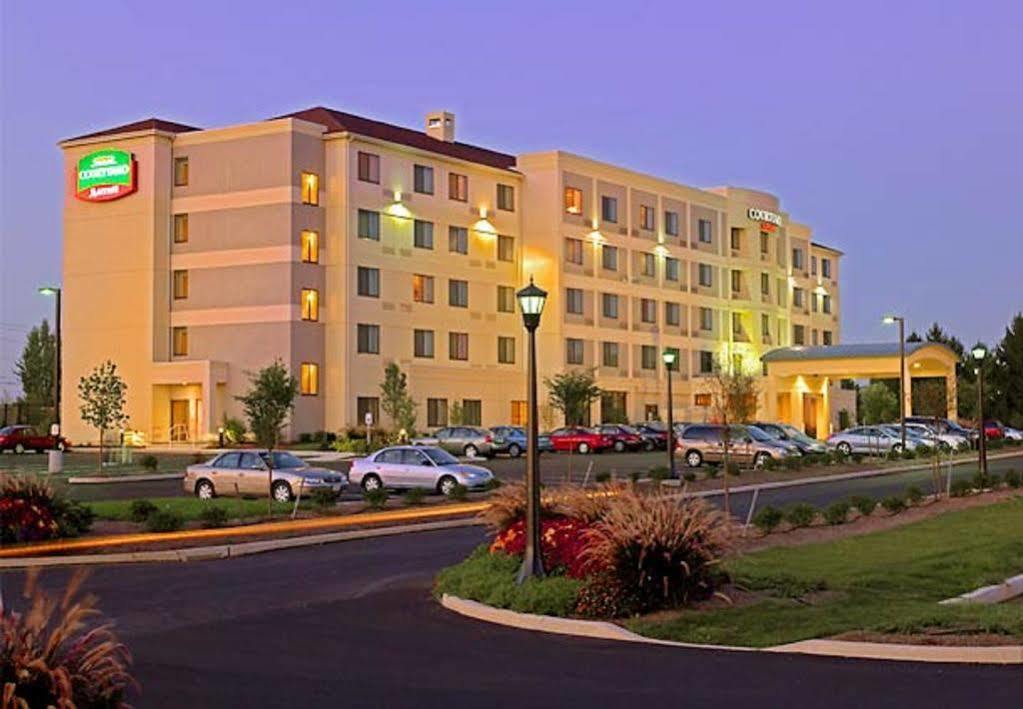 Courtyard Lancaster Hotel Exterior photo